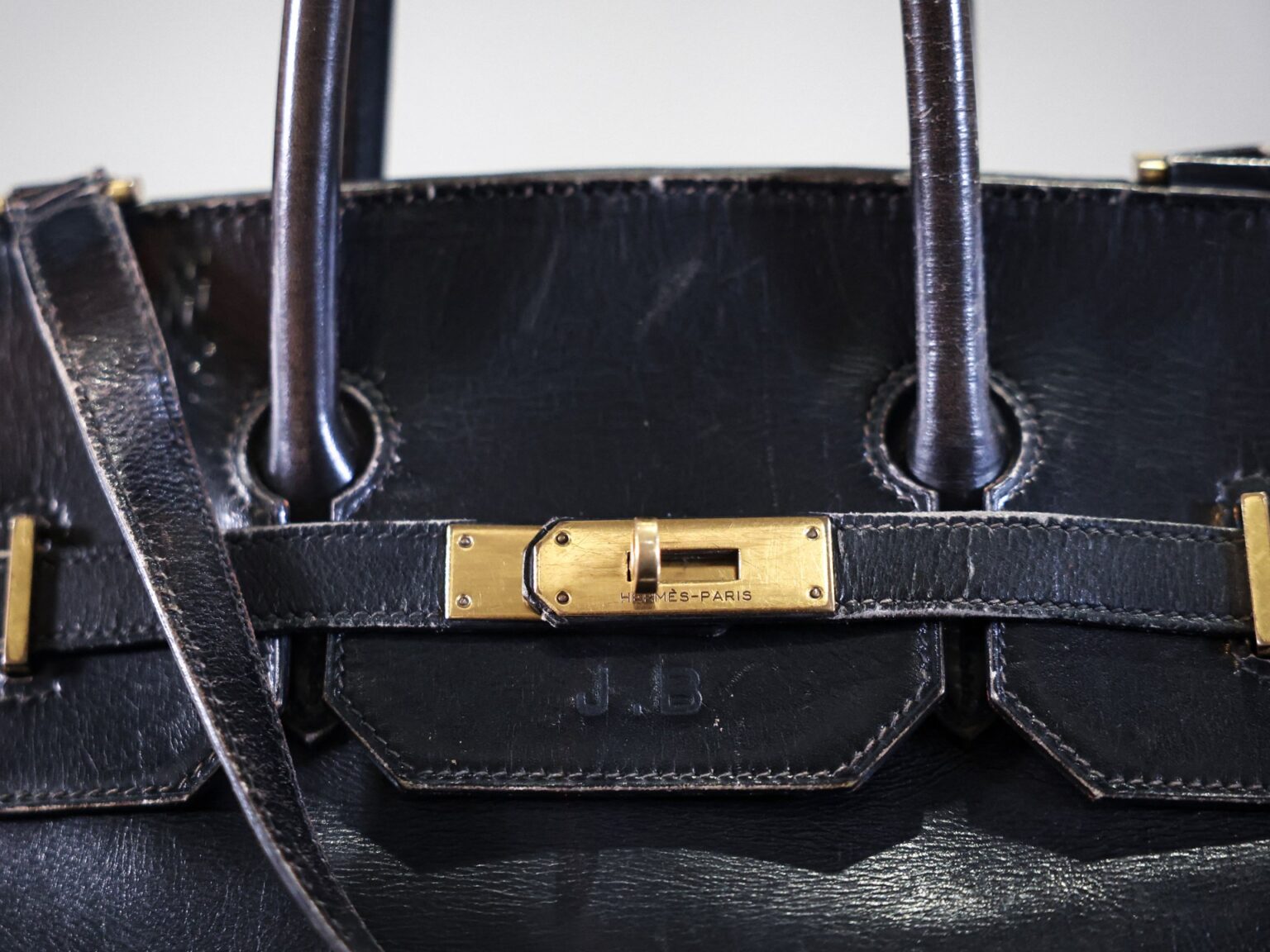 حقيبة يد تباع في مزاد بباريس مقابل 10 ملايين دولار.. ما قصتها؟