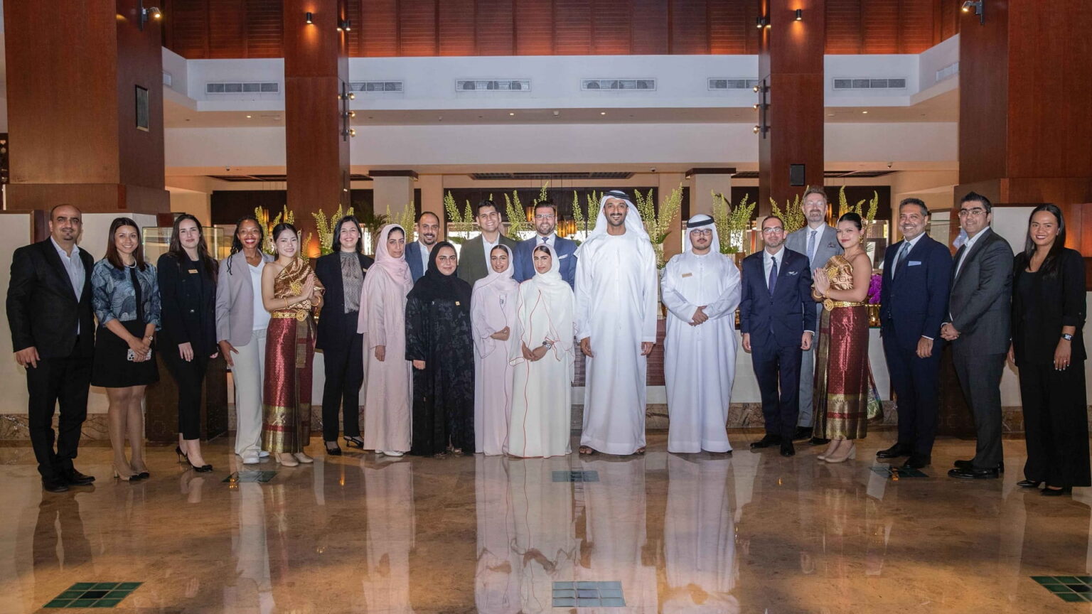 عبد الله بن طوق يبحث سبل تطوير القدرات البشرية في أنشطة الضيافة عبد الله بن طوق يبحث سبل تطوير القدرات البشرية في أنشطة الضيافة