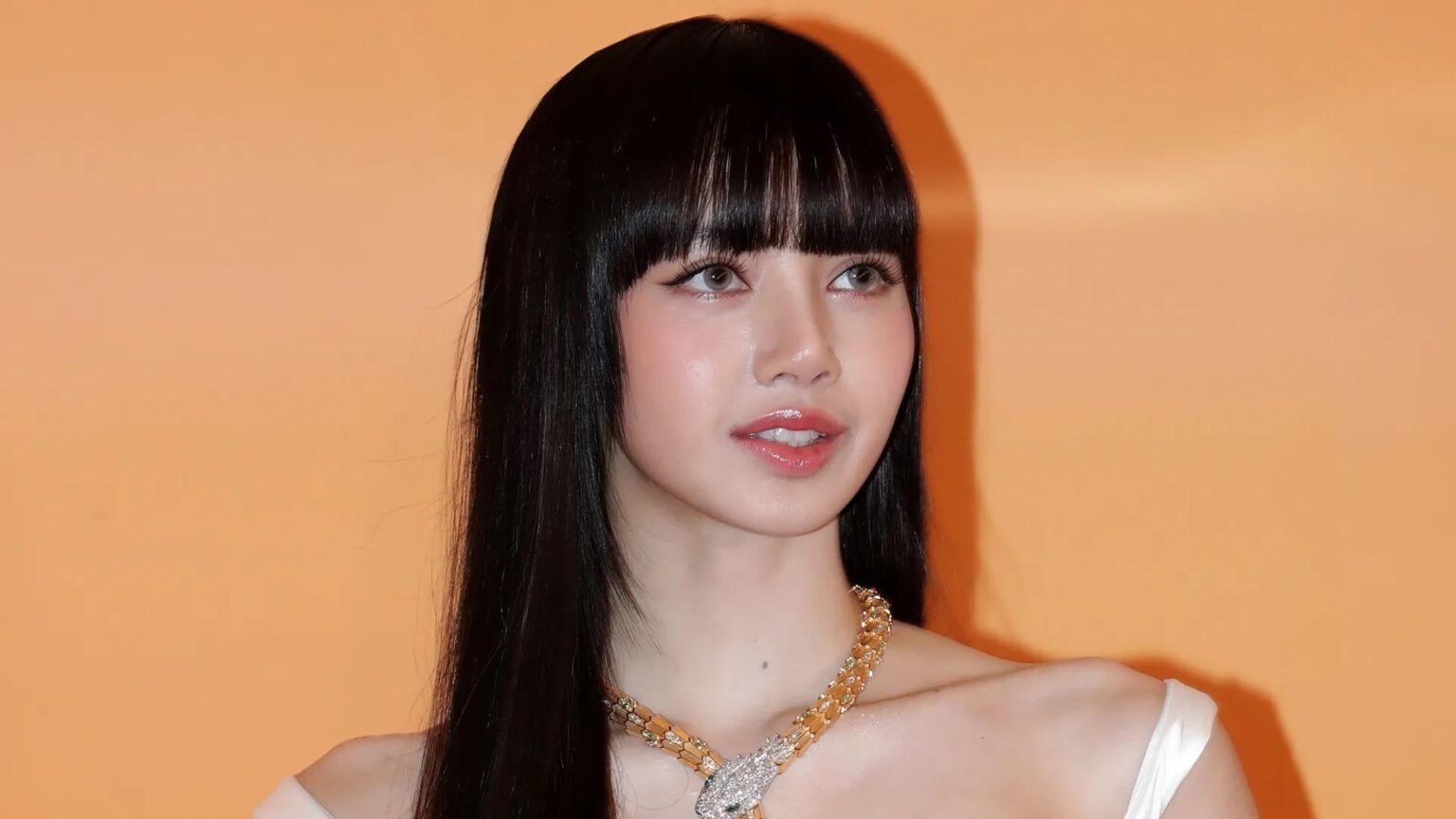 لاليسا مع سلسلة