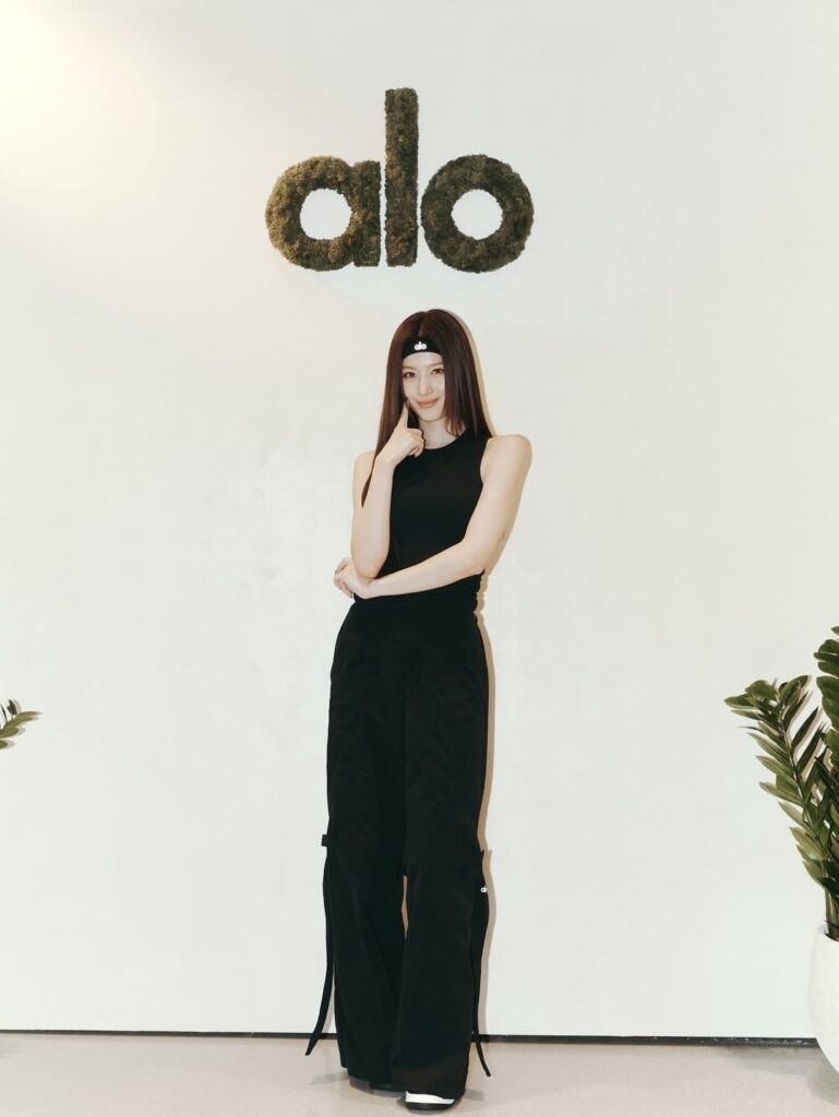 250703 Sana Instagram Update - أخيرًا ، تم افتتاح متاجر Alo في كوريا ، أنا سعيد جدًا لدرجة أنني أستطيع الذهاب إلى كوريا كلما أردت ... 🪽 #ALO #ALOSEOUL #AD