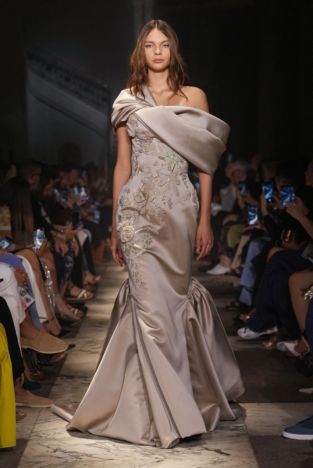 إيلي صعب يُغرق باريس بمجموعة ملكية جديدة.. لخريف وشتاء 2026