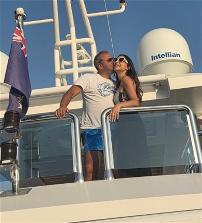 tayyar.org - بالصور - على متن يخت.. ملكة جمال لبنان السابقة تحتفل بذكرى زواجها الـ18!