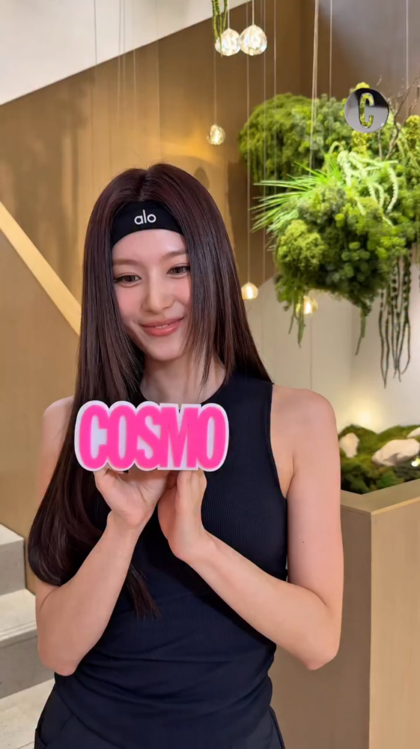 250701 تحديث كوريا كوريا على إنستغرام - كنت أشاهد بكرات على السرير وضربها سانا "هل قلت أنك تمارس؟" لقد امتدت للتو وجلست بعد أن قالت سانا ذلك! الأول في آسيا! ظهرت Sana في متجر Alo Dosan Park الرائد