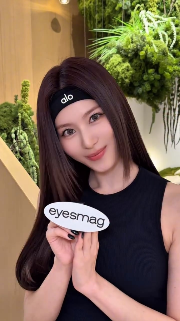 250701 Eyesmag Instagram Update - هنا يمكنك العثور على ملابس نشطة يمكن أن تغطي الأداء على أساس اليوغا والتأمل ، وكذلك تبقيك أنيقة. 🧘🏻 مقدمة وتحية من مرتين سانا ، التي زارت حفل الافتتاح 🎥 عيون مجلة