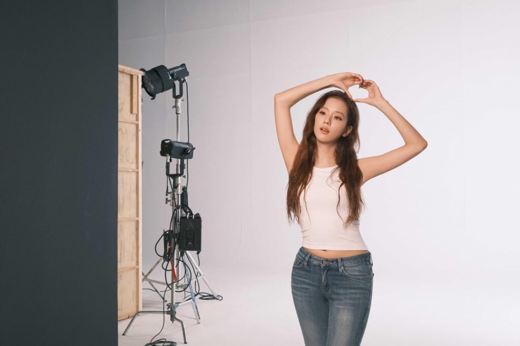 250714 تحديث تطبيق Jisoo | [📸] [AMORTAGE]  الكوكات الضوئية وراء