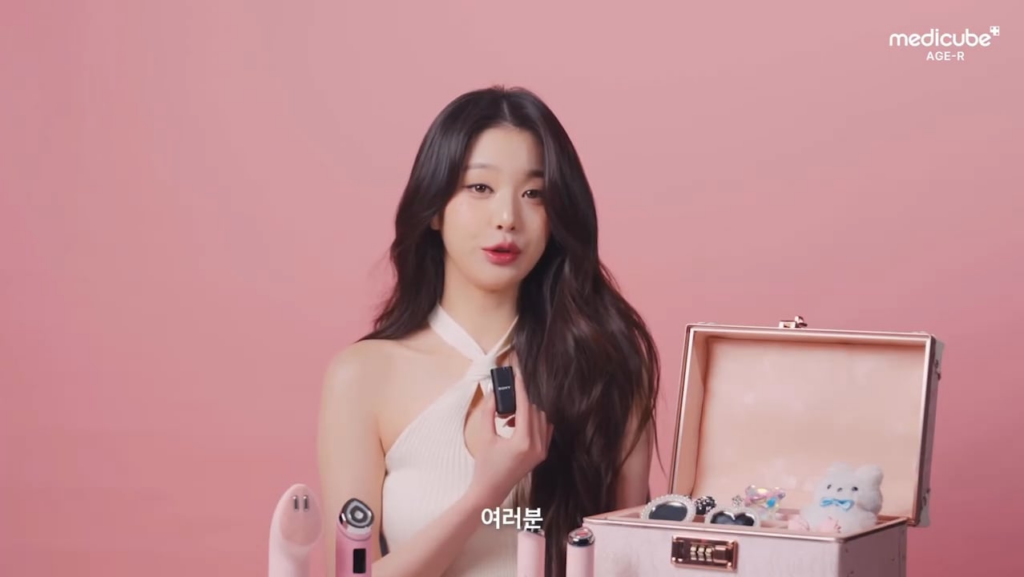 250710 Wonyoung - كيفية استخدام Medicube Booster Pro Mini Plus مع رأس التطهير