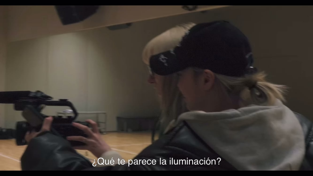 في جعل الأمر يبدو سهلاً ، هناك موضوع قبل الاعتمادات ، هل هي أغنية؟