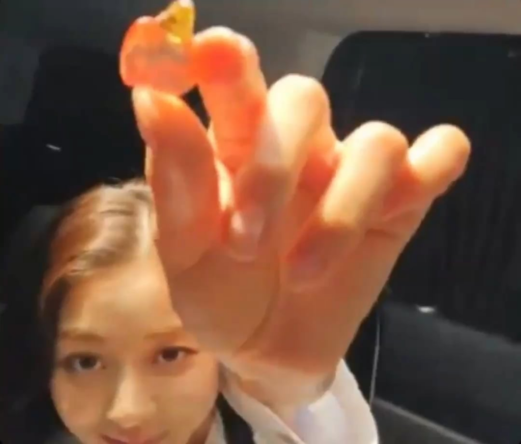 250707 - جيهيو يعطي حلوى لجيونغيون