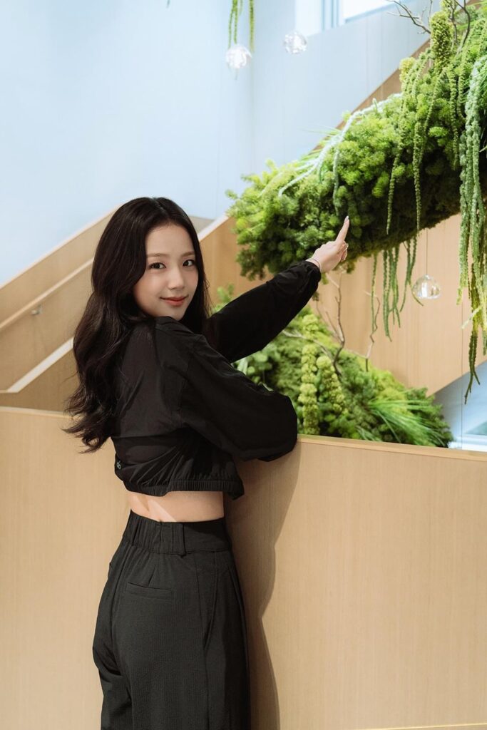 250704 تحديث تطبيق Jisoo | [📸] جيسو في متجر ألو سيول