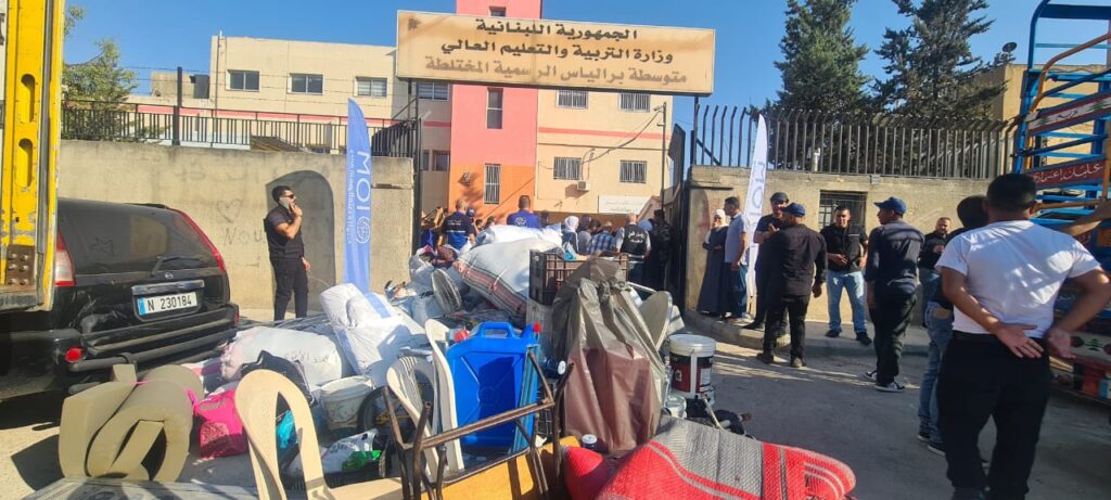 أوّل قافلة باصات مدعومة لعودة النازحين السوريين تعبر حدود المصنع… والحبل عالجرار أوّل قافلة باصات مدعومة لعودة النازحين السوريين تعبر حدود المصنع... والحبل عالجرار