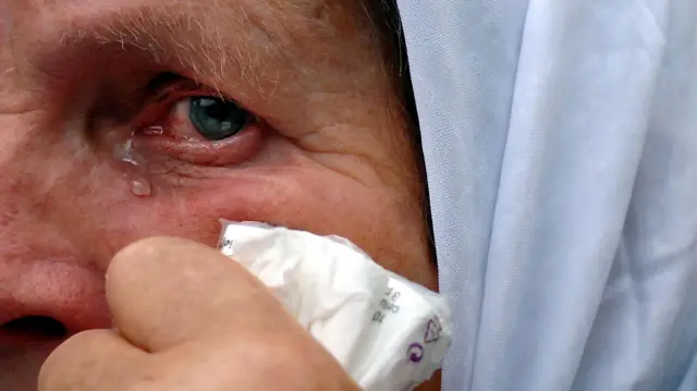 امرأة بوسنية مسلمة تبكي أثناء وصول موكب يحمل رفات 610 من المسلمين البوسنيين إلى مصنع البطاريات السابق في بوتوتشاري، قرب بلدة سربرنيتسا في شرق البوسنة، في 9 تموز/يوليو 2005.
تتراوح أعمار الضحايا بين 14 و75 عاماً، وسيُوارون الثرى في مقبرة تذكارية في بوتوتشاري في 11 تموز/يوليو، خلال مراسم إحياء الذكرى العاشرة لمجزرة سربرنيتسا، التي قُتل فيها نحو 8 آلاف مسلم بوسني.
