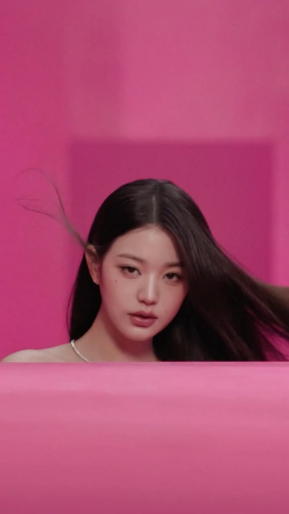 250708 Wonyoung - Medicube Booster Cleanser مع Age -R (Medicube CF)