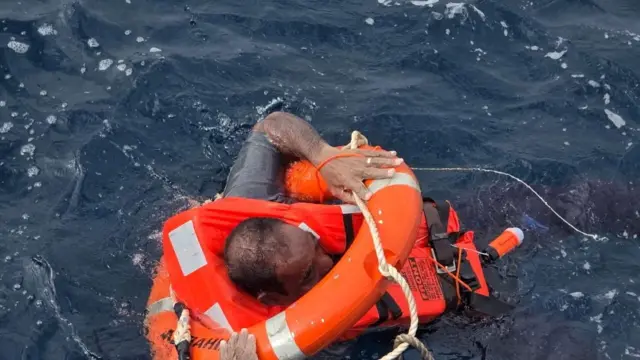 يظهر أحد أفراد طاقم السفينة التي قيل إنها من سفينة الشحن "إيترنيتي سي"، التي غرقت بعد تعرضها لهجوم من قبل الحوثيين، في البحر الأحمر أثناء عملية إنقاذ في هذه الصورة التي نشرتها شركة الأمن البحري اليونانية "ديابلوس" في 9 يوليو/تموز 2025.