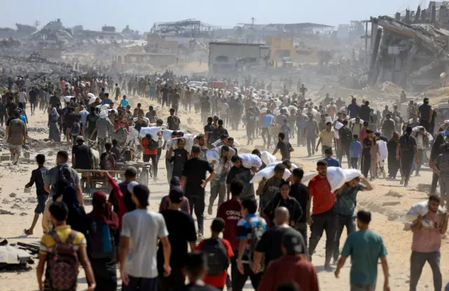 صورة تظهر حشداً من الفلسطينيين يتجمعون للحصول على مساعدات شمال قطاع غزة.