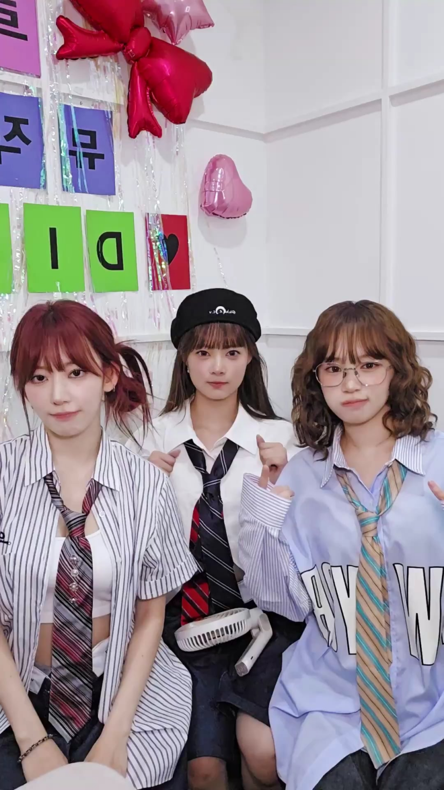 250706 Le Sserafim Tiktok Update مع Kim Chaewon و Miyawaki Sakura & Hong Eunchae - 🫶🫶🫶