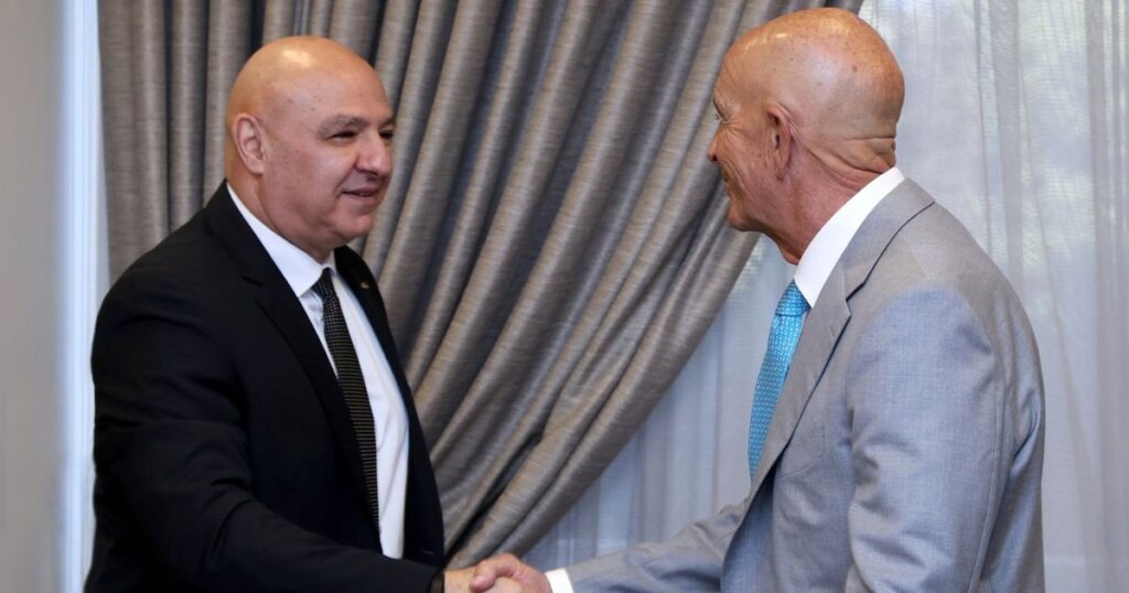 باراك: مصداقية حكومة لبنان تعتمد على تنفيذ احتكار السلاح المبعوث الأميركي: هدفنا في لبنان دولة قادرة على مواجهة حزب الله ونزع سلاحه