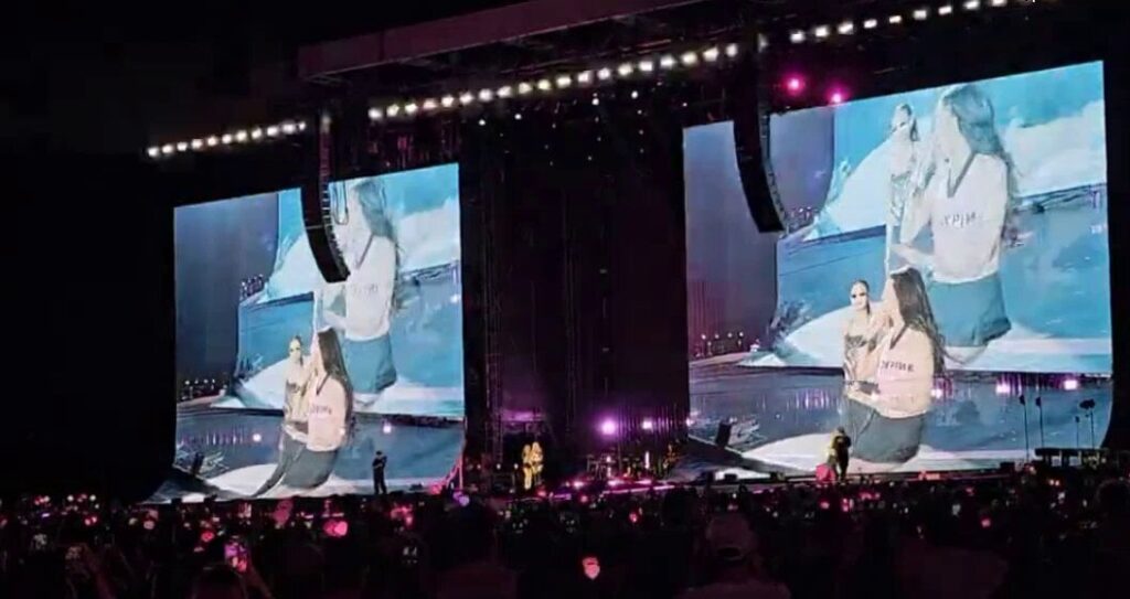 يقوم Blackpink بأداء Rosé's "Apt". إجمالا كجزء من الظهور لحفل جولة العالم الموعد النهائي في 22 يوليو في تورنتو ، كندا