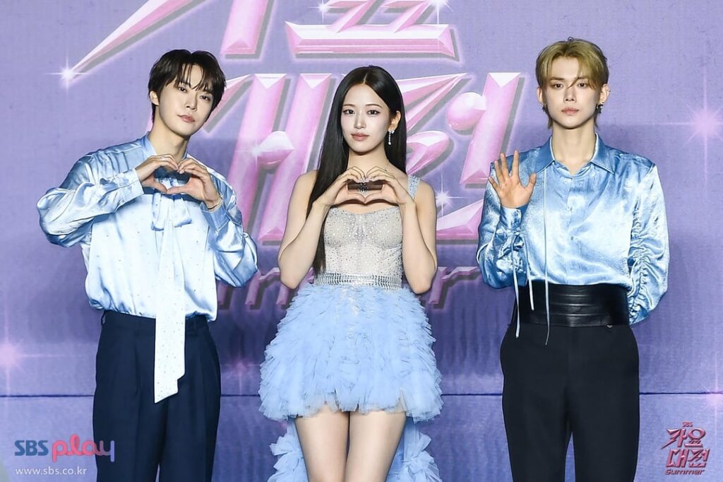 250726 MC Yujin مع MCS Doyoung (NCT) & Yeonjun (txt) @ sbs gayo daejeon summer 2025 (صور سجادة زرقاء في الموقع)