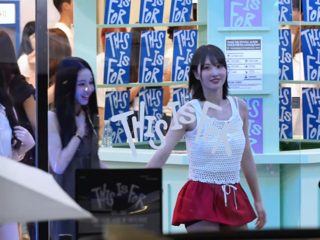 250708 - Chaeyoung و Momo يغادران الحدث المسبق في متناول اليد