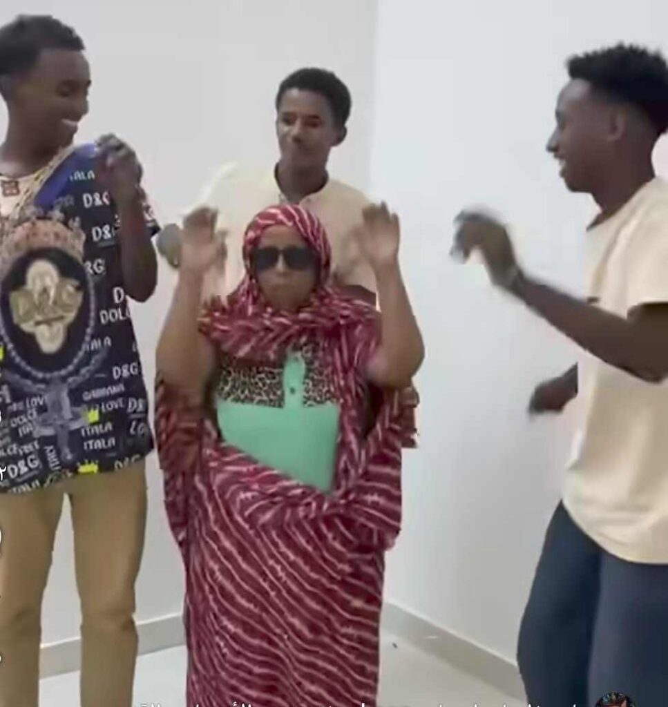 شاهد بالصورة والفيديو.. "حبوبة" سودانية ترقص مع أحفادها على أنغام الأغنية الترند "منعوني ديارك" وساخرون: (مارقين واهلنا عارفين ونفسي اعرف أقنعوا حبوبتهم كيف؟)