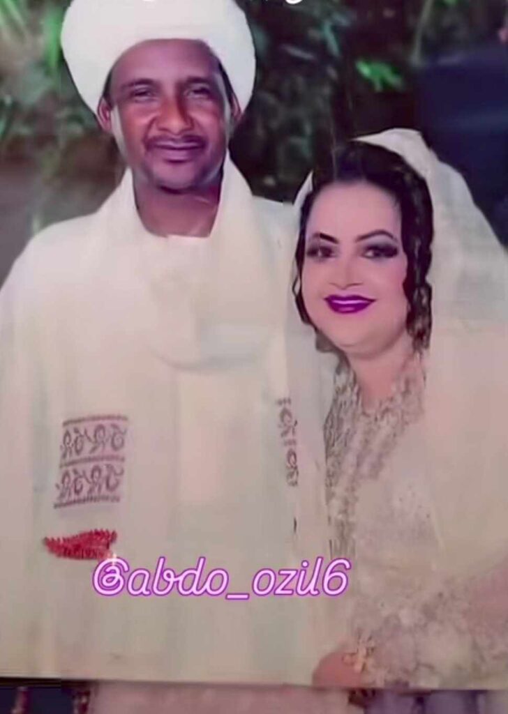 شاهد بالفيديو.. منها صور زواجه وأخرى مع رئيس أركان الجيش.. العثور على إلبوم صور تذكارية لقائد الدعم السريع “حميدتي” داخل منزله بالخرطوم شاهد بالفيديو.. منها صور زواجه وأخرى مع رئيس أركان الجيش.. العثور على إلبوم صور تذكارية لقائد الدعم السريع "حميدتي" داخل منزله بالخرطوم