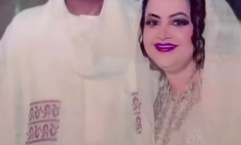 شاهد بالفيديو.. منها صور زواجه وأخرى مع رئيس أركان الجيش.. العثور على إلبوم صور تذكارية لقائد الدعم السريع "حميدتي" داخل منزله بالخرطوم 1 download 61
