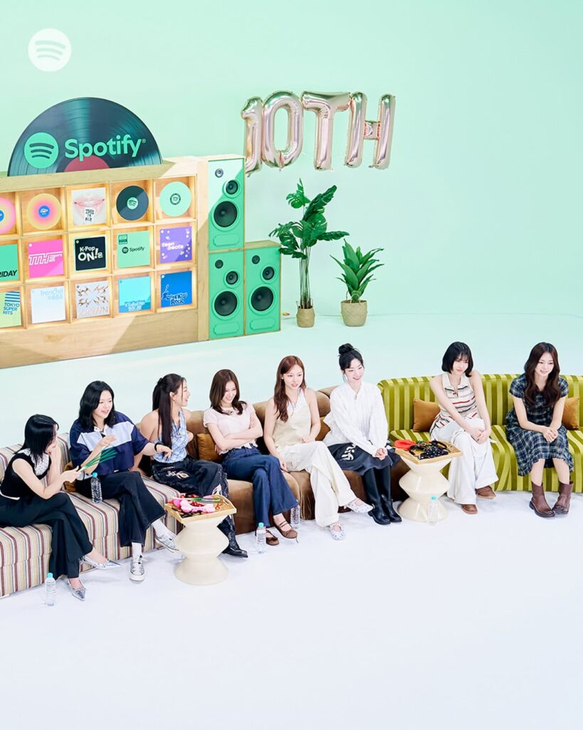 250718 Spotify Korea Twitter Update - "مجرد النظر إلى صور مرتين منعشة تجعل الصيف أكثر برودة 🌴 تحقق من الإصدار الكامل في [K-Pop ON! Video Podcast] واستمتع بذوق الصيف الفريد من مرتين! "