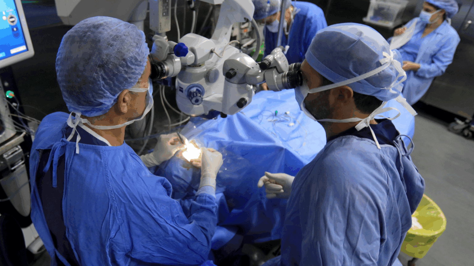 مطرب عراقي يعزف على العود خلال استئصال ورم من دماغه (فيديو) - إرم نيوز