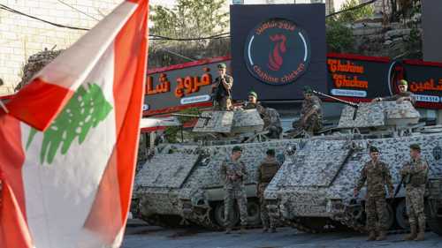 مراوغة وخلط أوراق.. هل يسحب لبنان سلاح حزب الله "بقوة الجيش"؟