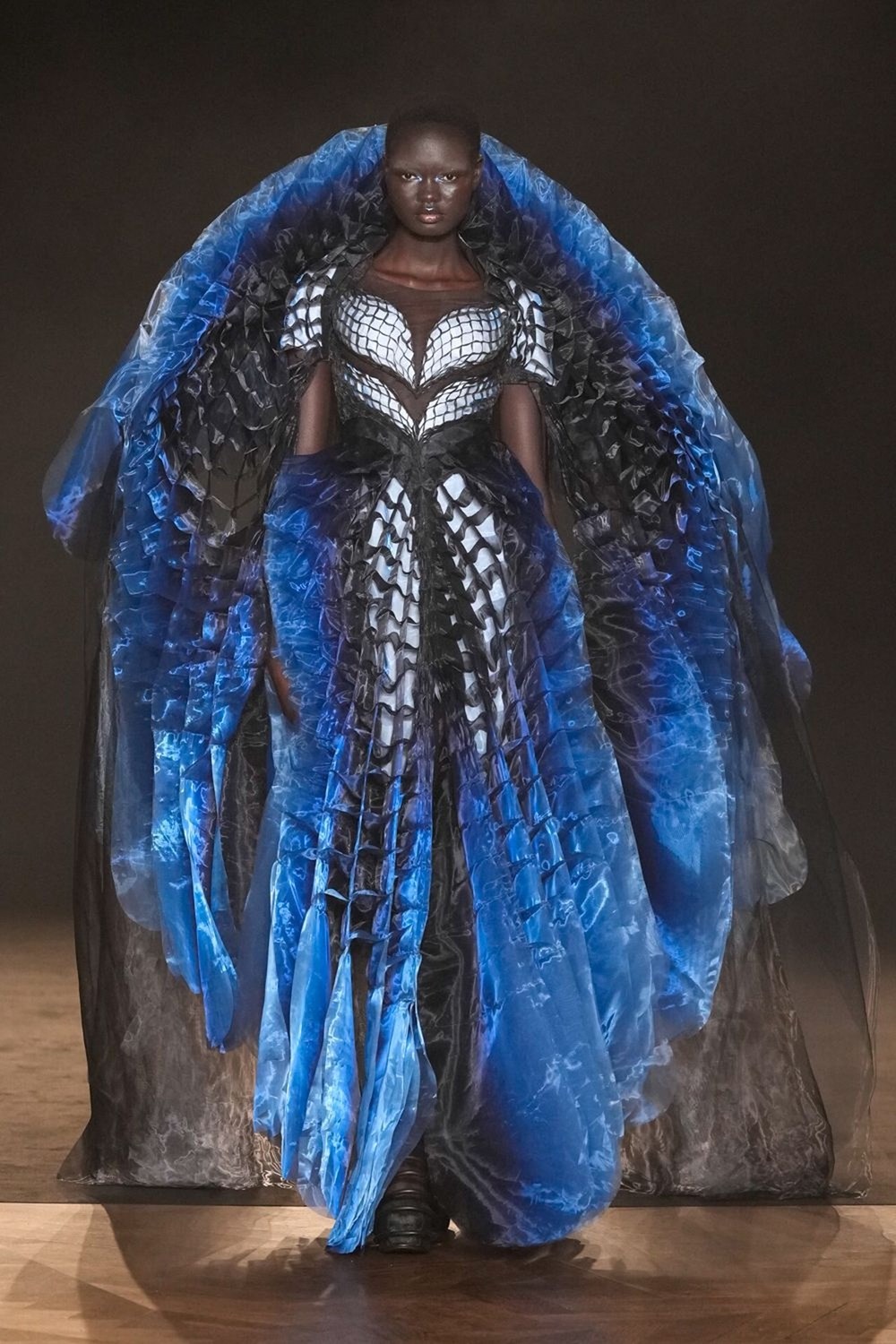 في باريس.. راهول ميشرا وإيريس فان هيربن يتخطيان حدود الأزياء