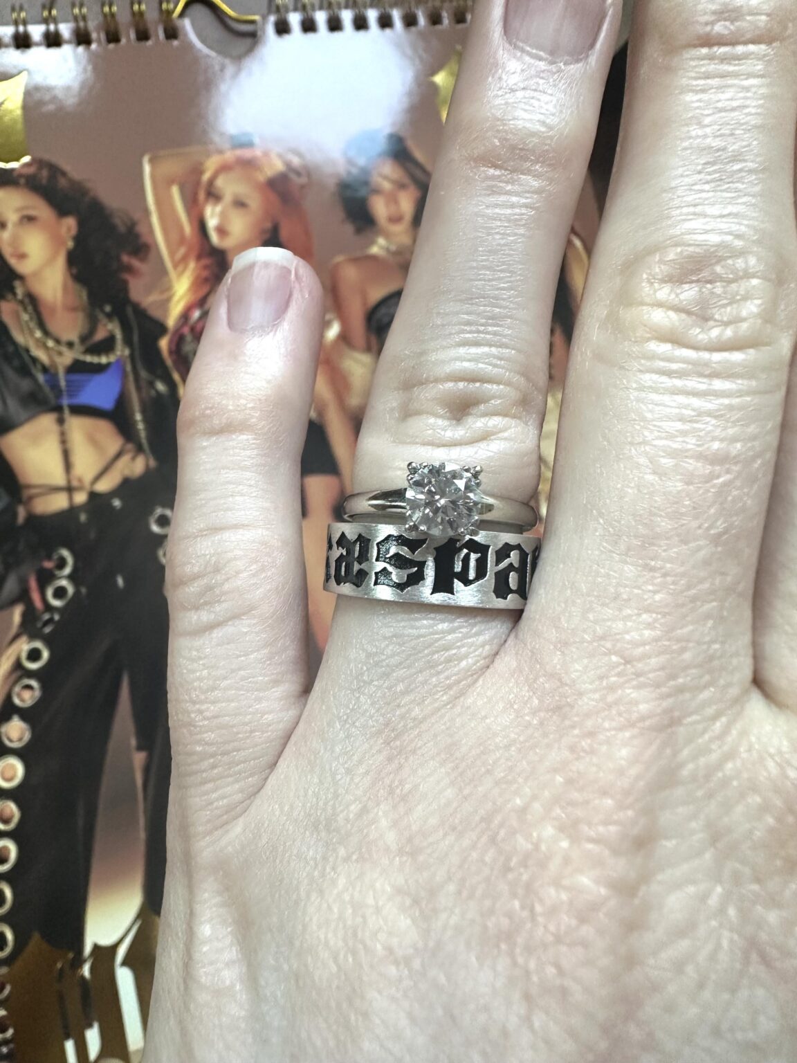 سأخبر خطيبي لقد وجدت فرق زفافنا (عمل قذر)