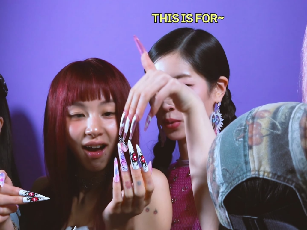 250715 - Chaeyoung و Dahyun وأظافرهم المجنونة