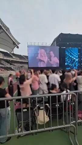250710 Huh Yunjin Weverse Update w/ Blackpink ، Sakura ، Chaewon ، Kazuha & Eunchae