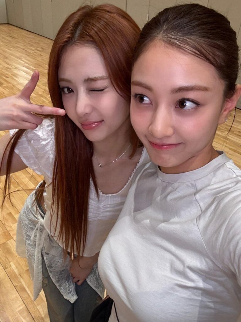 Jihyo مع Lesserafim Yunjin