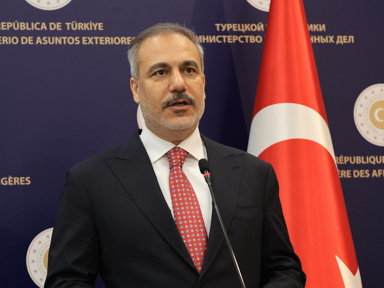 فيدان يحذر: إذا اتجهت أطراف نحو التقسيم في سوريا فسنتدخل | أخبار