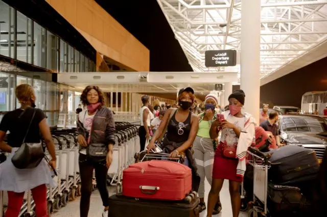 عاملات منزليات مهاجرات من سيراليون آخر صور سيلفي لهن معاً قبل إعادتهم إلى بلادهن من مطار رفيق الحريري في 27 أيلول/سبتمبر 2020 في بيروت، لبنان.