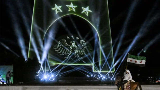 عروض لشبان اعتلوا أحصنة خلال حفل الكشف عن الشعار الجديد لسوريا