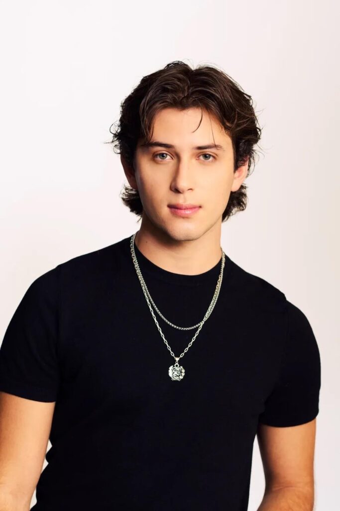 Hybe Latin America - Santos Bravos (صور الملف الشخصي المتدرب)