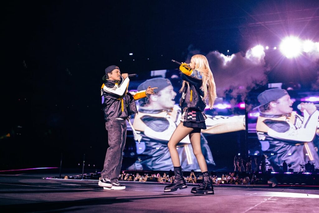 250715 Rosé & Bruno Mars @ Blackpink World Tour [DEADLINE] في لوس أنجلوس D2