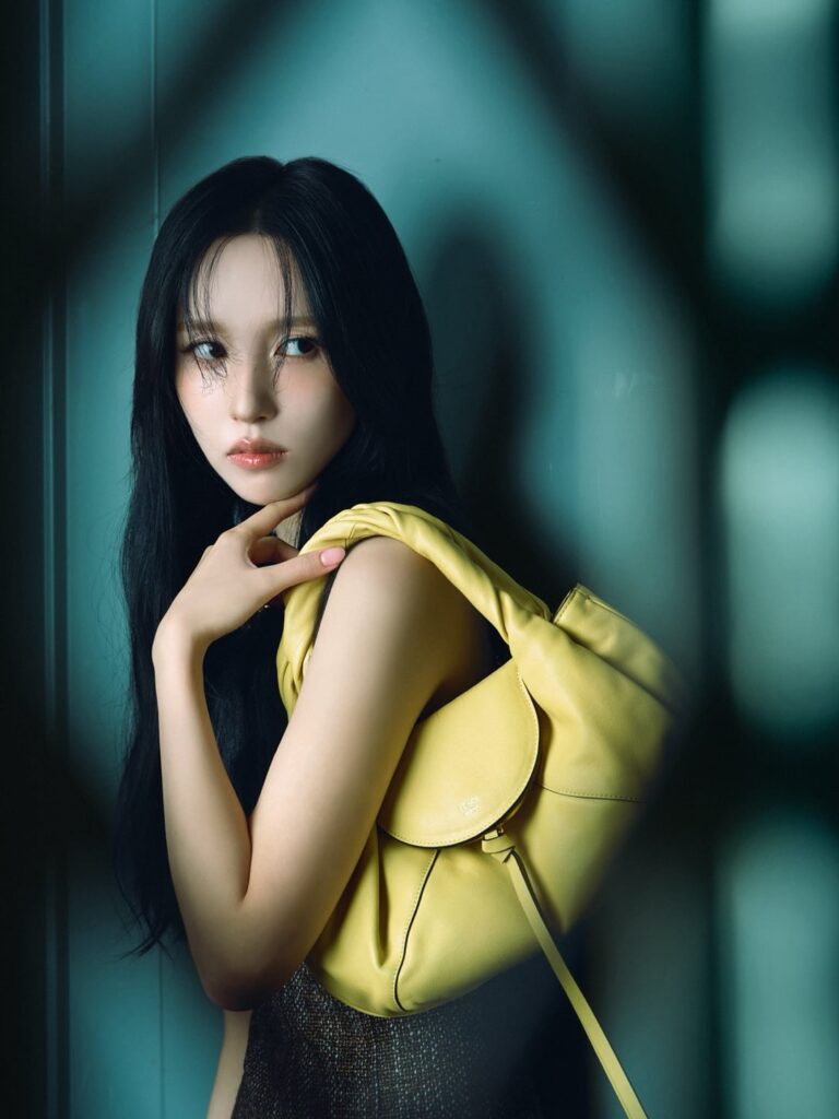 250731 Mina Instagram Update - 【Fendi Spy】 2005 حقيبة "Fendi Spy" تجعل عودتها التي طال انتظارها في مجموعة الخريف/الشتاء للاحتفال بذكرى السنوية المائة - اسم جاسوس يأتي من التصميم السري للحقيبة ، مع جيب مخفي مخفي تحت اللفة.