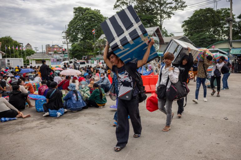 CHANTHABURI, THAILAND - JULY 29: Cambodian migrant workers cross the Ban Laem border checkpoint in large numbers with all of their belongings on July 29, 2025 in Chanthaburi, Thailand. Thailand and Cambodia agreed to a ceasefire in talks brokered by Malaysia after deadly clashes along their disputed border that have resulted in at least 35 deaths and displaced over 200,000 people. (Photo by Lauren DeCicca/Getty Images)