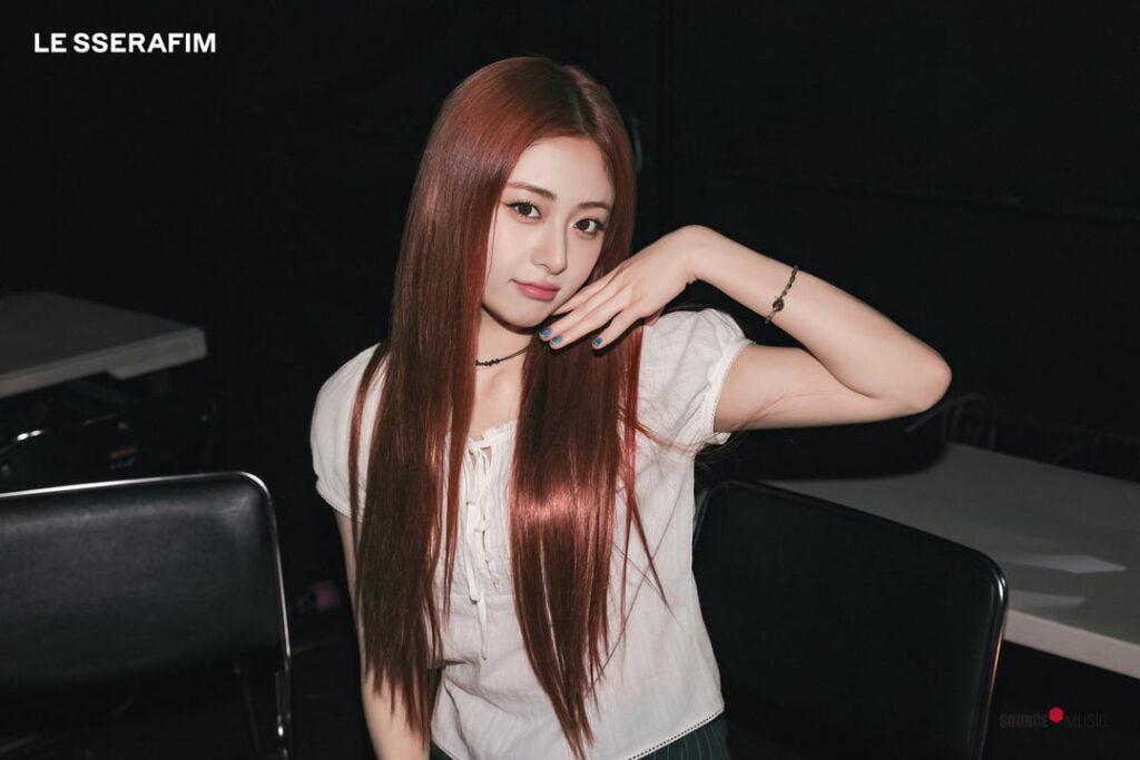 250706 LE SSERAFIM - 2025 LE SSERAFIM TOUR "Easy Crazy Hot" في اليابان (رسم الصور - Huh Yunjin)