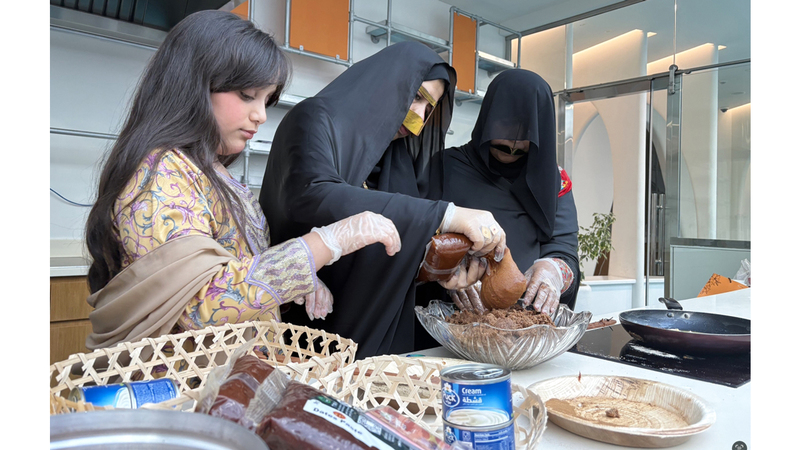 أطفال يتلقون السنع «في حضن الجدة»