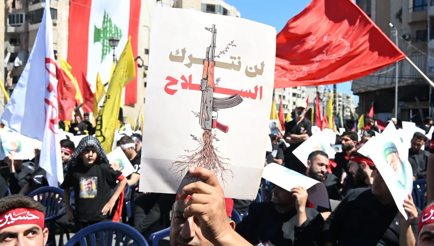 صورة رفعها جمهور حزب الله في ذكرى عاشوراء بالضاحية الجنوبية لإعلان التمسّك باسلاح (حسام شبارو).