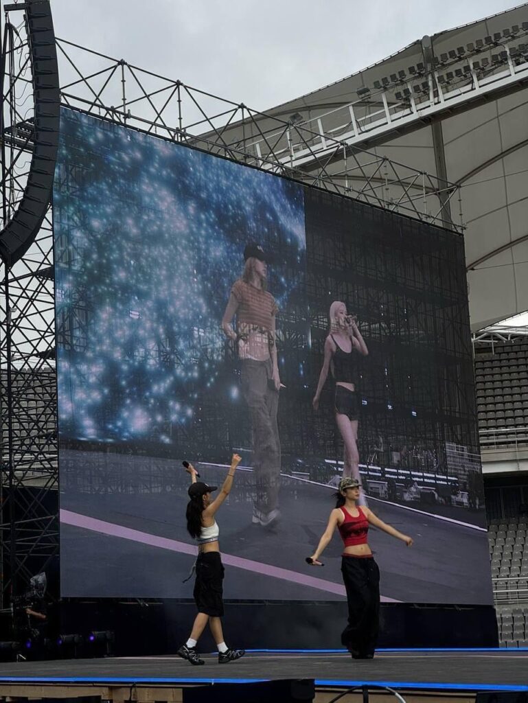 250705 تحديث جيني IG مع الورود