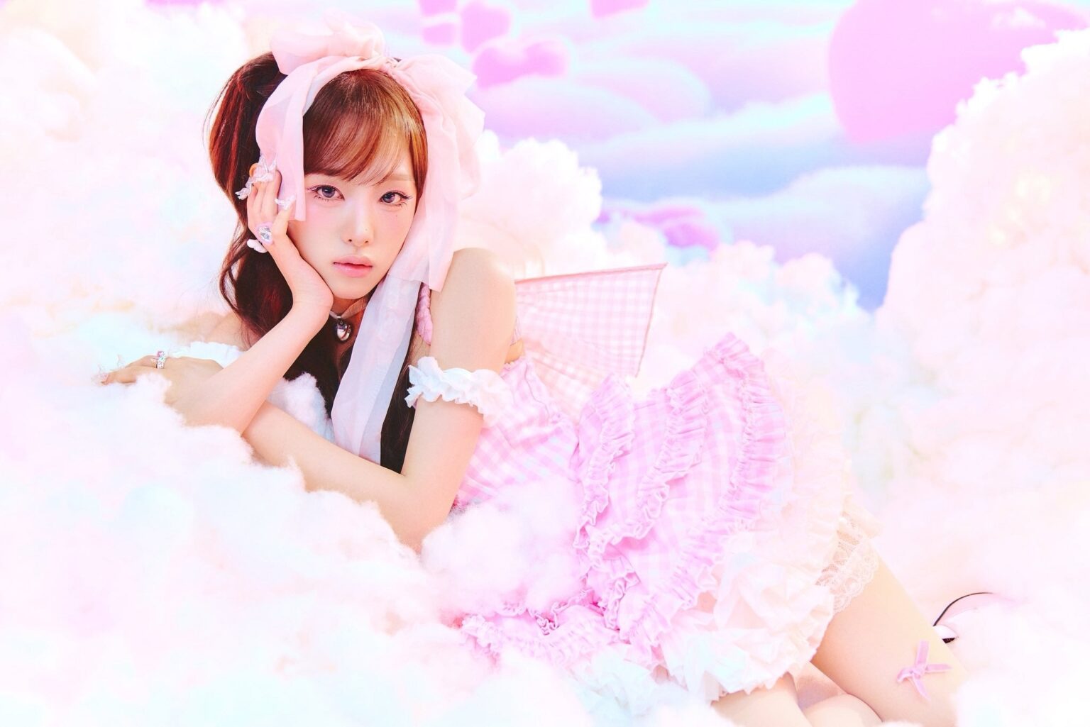 Choi yena إلى ضيف على خزانة Illit Minju الوردية