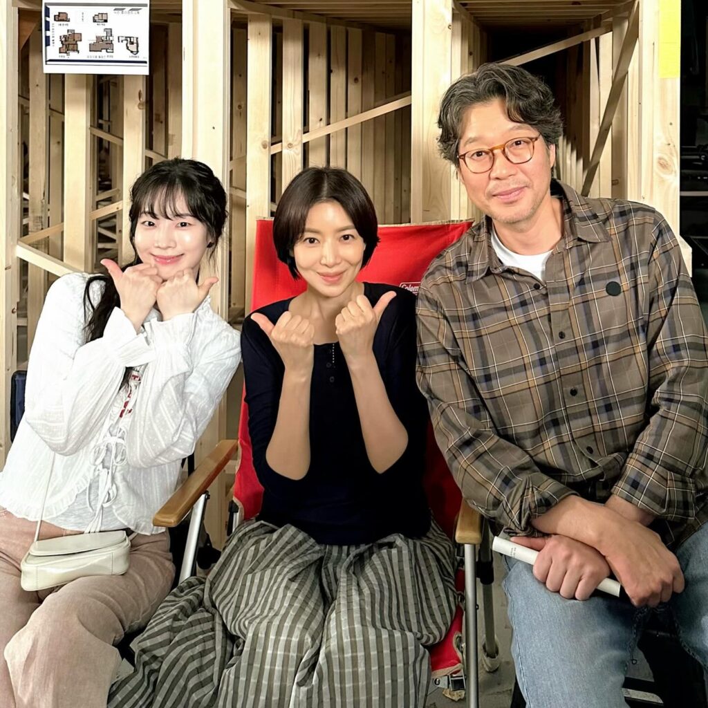 250704 تحديث Loveyoonsea Instagram-Dahyun مع الممثلة Yoon Se-Ah والممثل Yoo Jae-Myung على مجموعة Love Me "مع كبير Yoo Jae-Myung و Dahyun ~ 🥳"