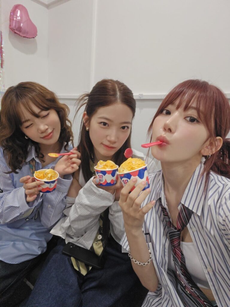 250704 Miyawaki Sakura Weverse Update مع Kim Chaewon & Kazuha