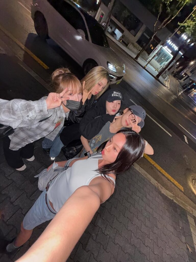 250719 Iddle Miyeon Instagram Update with Kim Chaewon (Feat. Choi Yena ، Hyeri & Lee Jung)