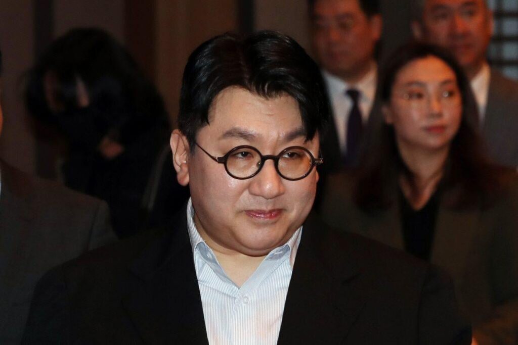 تسعى الشرطة للحصول على أمر HYBE فيما يتعلق بالتداول غير العادلة المشتبه به Bang Si Hyuk